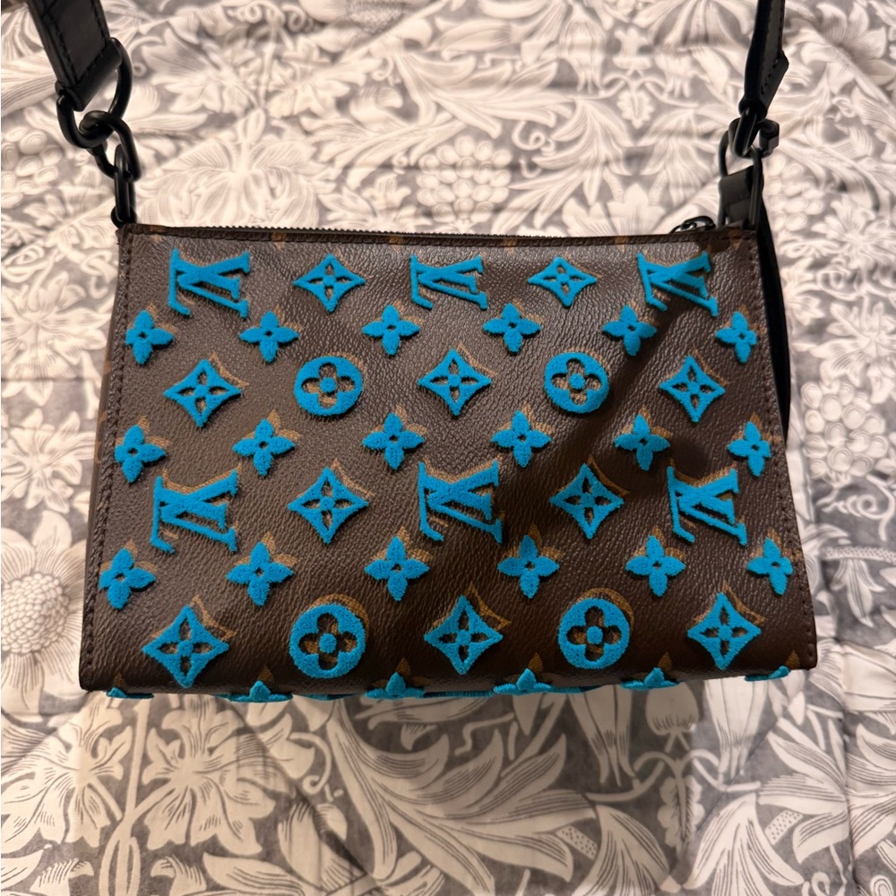 Louis Vuitton crossbody RARE - Picture 2 of 16